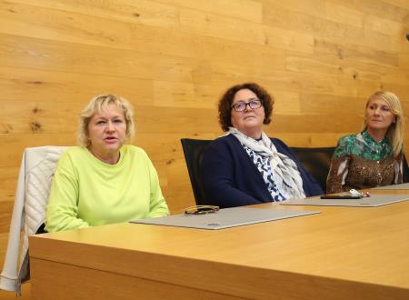 PODPIS POGODBE ZA PRIZIDEK IN FASADNI OVOJ ZD CERKNICA 07 FOTO LJUBO VUKELIČ